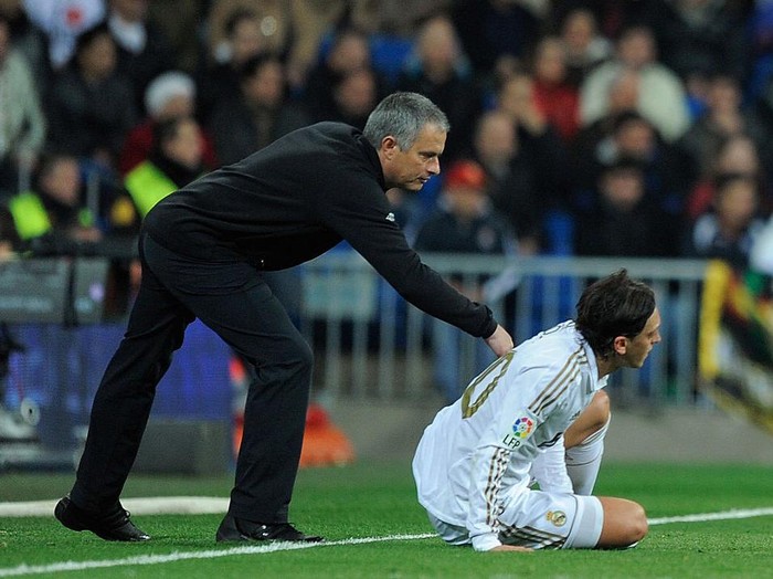 MADRID, SPAIN - MARCH 04:  Real Madrid head coach Jose Mourinho encourages Mesut Ozil during the La Liga match between Real Madrid and RCD Espanyol at Estadio Santiago Bernabeu on March 4, 2012 in Madrid, Spain.  (Photo by Denis Doyle/Getty Images)