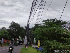 Tolong! Kabel dari Tiang Menjuntai Rendah di Jl Merpati Raya Ciputat