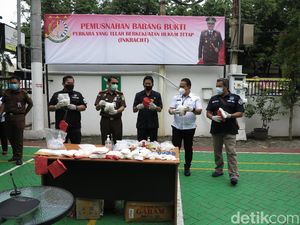 Kejari Tanjung Perak Surabaya Musnahkan Sabu, Pisau hingga Kertas Togel