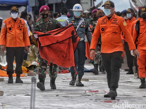 Lagi, Basarnas Terima 1 Kantong Baju-Serpihan Sriwijaya Air