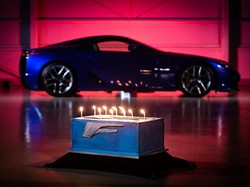 Rayakan Milad Ke-10, Tiup Lilin Digeber Knalpot Mobil Lexus