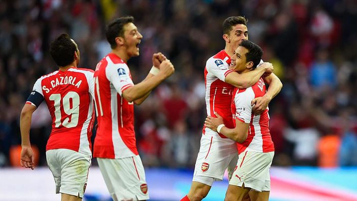 Mesut Oezil LONDON, ENGLAND - APRIL 18: Alexis Sanchez of Arsenal (R) celebrates with Santi Cazorla (L), Mesut Oezil (2L) and Gabriel (2R) as he scores their second goal during the FA Cup Semi Final between Arsenal and Reading at Wembley Stadium on April 18, 2015 in London, England. (Photo by Mike Hewitt/Getty Images)