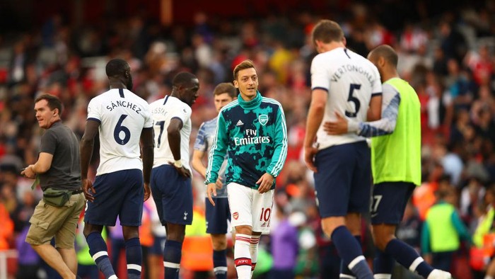 LONDON, ENGLAND - SEPTEMBER 01: Mesut Ozil of Arsenal (C) looks on following a draw in the Premier League match between Arsenal FC and Tottenham Hotspur at Emirates Stadium on September 01, 2019 in London, United Kingdom. (Photo by Julian Finney/Getty Images)