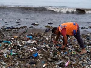 Ngeri... Pantai Padang Diselimuti Sampah