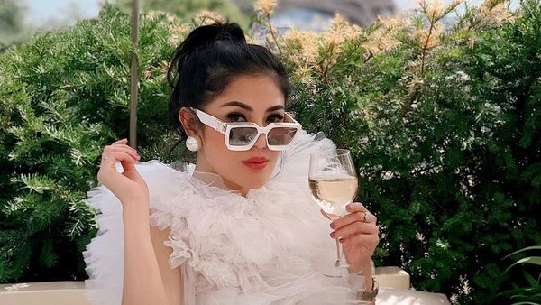 Nindy Selalu Tampil Ceria Saat Ngopi dan Makan Bareng Sahabat