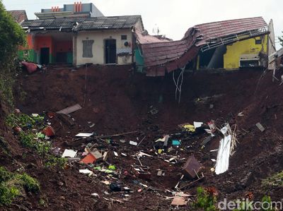 Penampakan Longsor yang Timbun Belasan Rumah di Sumedang