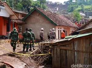 Warga Cimanggung Sumedang Dipaksa Ngungsi, Ngeri Longsor Susulan!