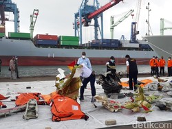 KRI Tenggiri Bawa 6 Kantong Berisi Bagian Tubuh hingga Pakaian