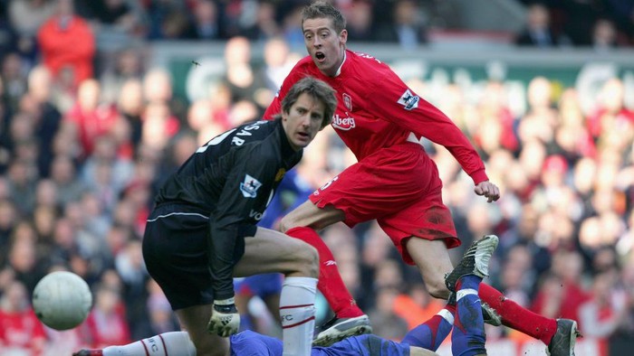 LIVERPOOL, UNITED KINGDOM - FEBRUARY 18: Peter Crouch of Liverpool shoots wide of the goal as Edwin Van der Sar of Manchester United looks on during the FA Cup fifth round match between Liverpool and Manchester United at Anfield on February 18, 2006 in Liverpool, England. (Photo by Clive Brunskill/Getty Images)
