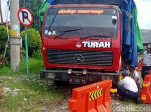 Bandel! Truk-truk Parkir Sembarangan di Klaten Akhirnya Digembok Petugas