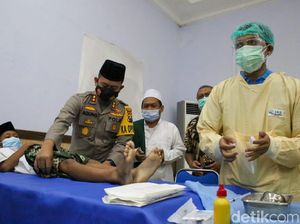 Bantu Warga Jombang Terdampak COVID-19, Polisi Gelar Khitanan Massal