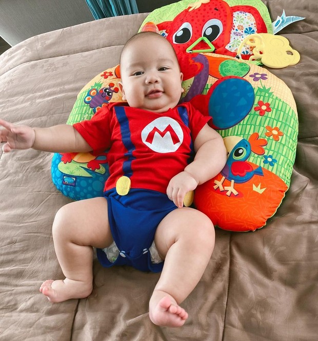 Ponakan Online Indonesia Paling Populer/www.instagram.com/keeneatharrazka/ Bayi Athar yang jadi ponakan online paling populer nan menggemaskan.