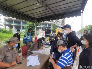 Dianggap Langgar Prokes, Keluarga Satu Mobil Dihentikan di Pintu Masuk MERR