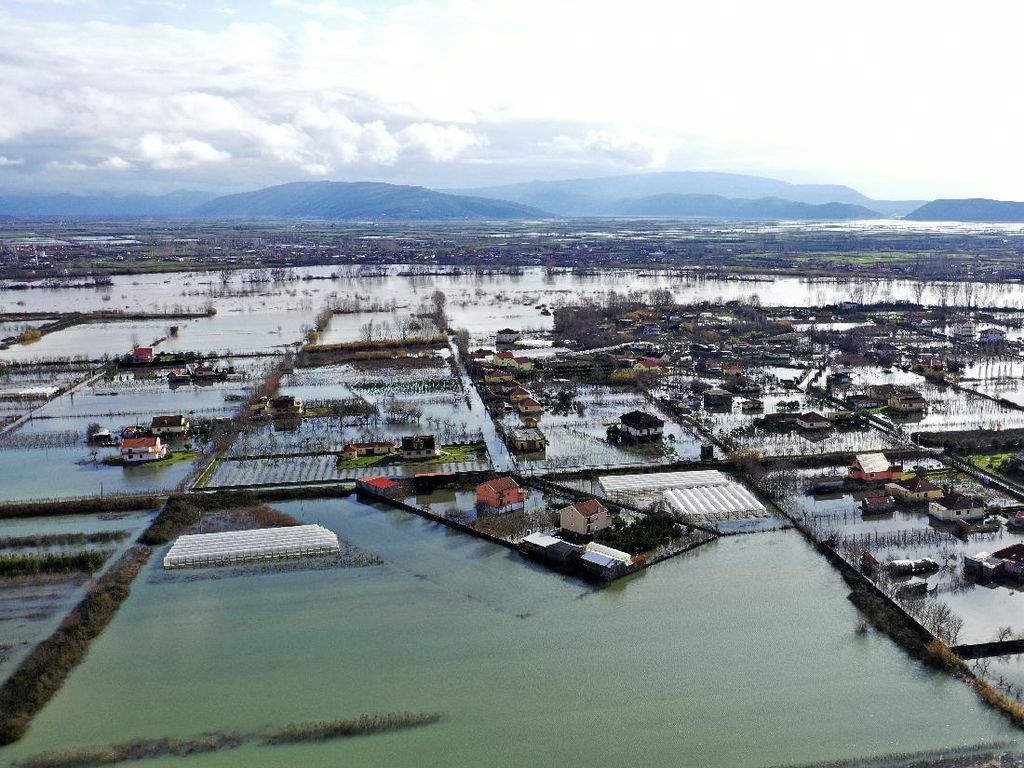 Ribuan Hektar Wilayah Albania Dikepung Banjir Ribuan Hektar Wilayah Albania Dikepung Banjir