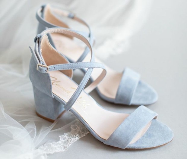 membersihkan sepatu suede