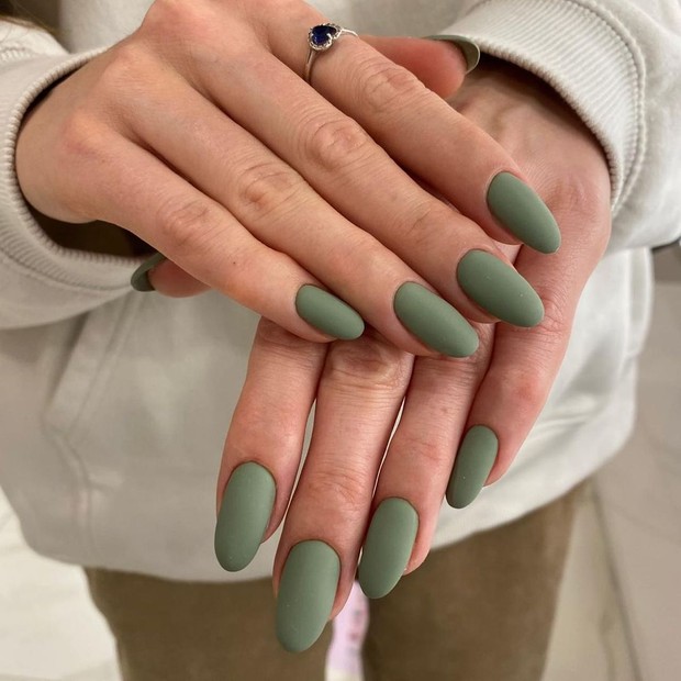 Sage Green/instagram.com/nail_sunny Sesuai dengan tema earth tone, rona hijau ekletik ini merupakan warna yang penting untuk dijaga dalam rotasi tren warna tahun ini.