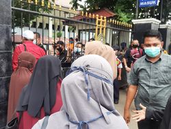 Simpatisan Habib Rizieq Datangi PN Jaksel, Dilarang Masuk ke Persidangan