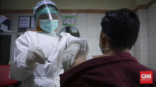 Petugas kesehatan memberikan contoh cara memvaksin seorang pasien saat simulasi pemberian vaksin COVID-19 Sinovac di Puskesmas Kelurahan Cilincing I, Jakarta, Selasa (12/1/2021). Simulasi tersebut digelar sebagai persiapan penyuntikan vaksinasi COVID-19 yang rencananya akan dilakukan oleh pemerintah pada 13 Januari 2021. CNNIndonesia/Safir Makki