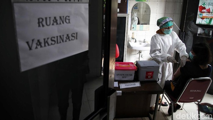 Puskesmas Kelurahan Cilincing 1,Jakarta Utara, menggelar simulasi pemberian vaksin Sinovac, Selasa (12/1). Simulasi ini untuk memastikan kesiapan proses vaksinasi dan tenaga medis di puskesmas.