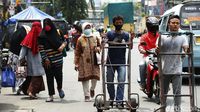 Hiruk Pikuk Pasar Tanah Abang Saat PSBB Ketat
