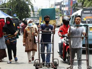 Hiruk Pikuk Pasar Tanah Abang Saat PSBB Ketat Hiruk Pikuk Pasar Tanah Abang Saat PSBB Ketat