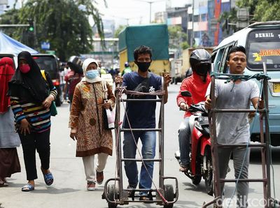 Hiruk Pikuk Pasar Tanah Abang Saat PSBB Ketat