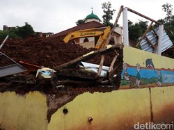 Before-After Area Longsor Maut di Cimanggung Sumedang