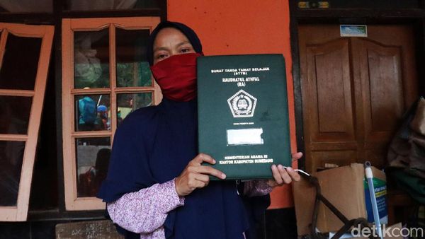 Kesedihan Jaenab Lihat Rumah-Sekolah Tertimbun Longsor Sumedang