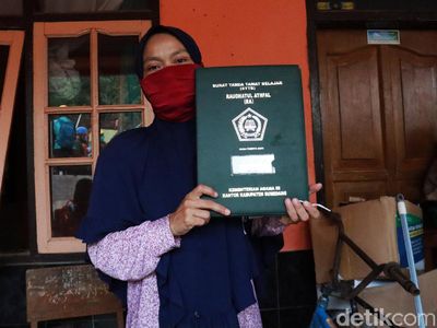 Kesedihan Jaenab Lihat Rumah-Sekolah Tertimbun Longsor Sumedang
