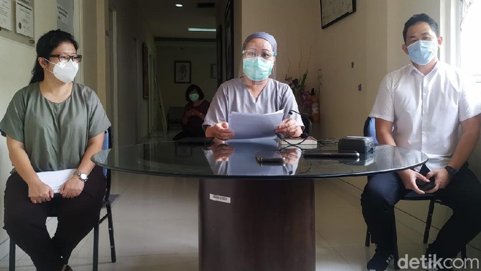 Seorang pasien mempertanyakan keakuratan hasil tes swab di Laboratorium Gleneagles Surabaya. Ketidakpuasan itu karena pasien tersebut mendapat hasil swab berbeda dari laboratorium lain.