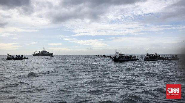 Tim penyelam di perairan Kepulauan Seribu saat tengah mencari black box Pesawat Sriwijaya Air SJ 182 yang mengalami kecelakaan pada Sabtu (9/1) pekan lalu.