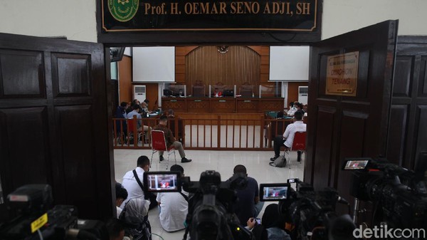 Hakim tunggal Pengadilan Negeri (PN) Jakarta Selatan menolak gugatan praperadilan yang diajukan Habib Rizieq Shihab.