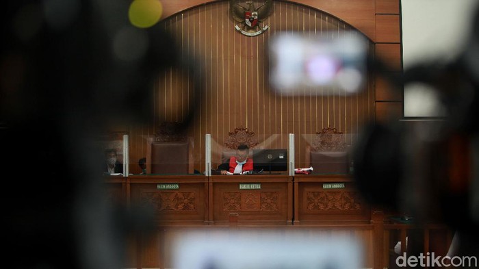 Hakim tunggal Pengadilan Negeri (PN) Jakarta Selatan menolak gugatan praperadilan yang diajukan Habib Rizieq Shihab.