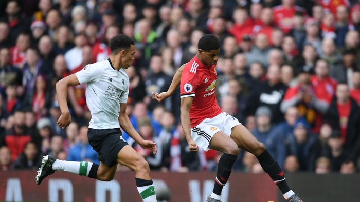 MANCHESTER, ENGLAND - MARCH 10: Marcus Rashford of Manchester United turns Alexander-Arnold Trent of Liverpool on his way to scoring the opening goal during the Premier League match between Manchester United and Liverpool at Old Trafford on March 10, 2018 in Manchester, England.  (Photo by Laurence Griffiths/Getty Images)