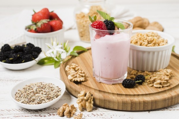 Yoghurt/Freepik.com Makanan Penambah Imun yaitu Yoghurt/Freepik.com