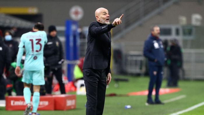 1295524611 MILAN, ITALY - JANUARY 09: Stefano Pioli, Head Coach of A.C. Milan gives their team instructions during the Serie A match between AC Milan and Torino FC at Stadio Giuseppe Meazza on January 09, 2021 in Milan, Italy. Sporting stadiums around Italy remain under strict restrictions due to the Coronavirus Pandemic as Government social distancing laws prohibit fans inside venues resulting in games being played behind closed doors. (Photo by Marco Luzzani/Getty Images)