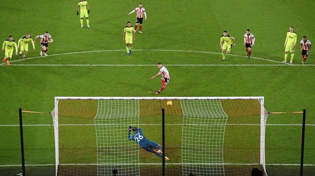 SHEFFIELD, ENGLAND - JANUARY 12: Billy Sharp of Sheffield United scores a penalty past Karl Darlow of Newcastle United for his sides first goal during the Premier League match between Sheffield United and Newcastle United at Bramall Lane on January 12, 2021 in Sheffield, England. Sporting stadiums around England remain under strict restrictions due to the Coronavirus Pandemic as Government social distancing laws prohibit fans inside venues resulting in games being played behind closed doors. (Photo by Stu Forster/Getty Images)