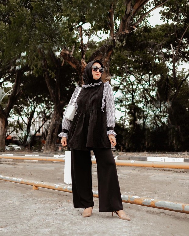 Pakaian beraksen ruffle bisa melengkapi gaya black and white mu