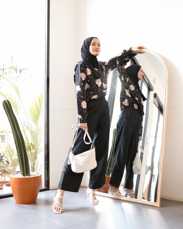 Aksesori putih bisa melengkapi gaya black and white kamu