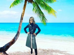 Liburan Dibatalkan, Editan Foto Amanda Holden di Pantai Bikin Salfok