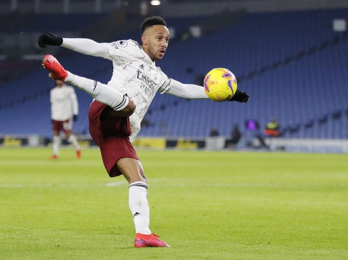 BRIGHTON, ENGLAND - DECEMBER 29: Pierre-Emerick Aubameyang of Arsenal shoots during the Premier League match between Brighton & Hove Albion and Arsenal at American Express Community Stadium on December 29, 2020 in Brighton, England. The match will be played without fans, behind closed doors as a Covid-19 precaution. (Photo by Frank Augstein - Pool/Getty Images)