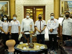 Bamsoet Dukung Gerakan Kembali ke Masjid dengan Sajadah Pelindung Corona