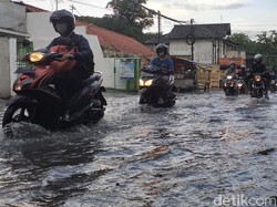 Jalan Ketintang Depan Unesa Tergenang Usai Satu Jam Diguyur Hujan
