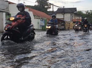 Jalan Ketintang Depan Unesa Tergenang Usai Satu Jam Diguyur Hujan Jalan Ketintang Depan Unesa Tergenang Usai Satu Jam Diguyur Hujan