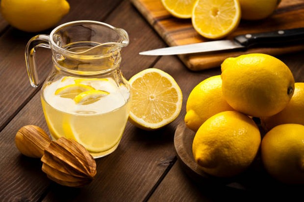 Berkumur dengan perasan air lemon dapat membunuh virus dan bakteri penyebab sakit tenggorokan / foto: istockphoto.com