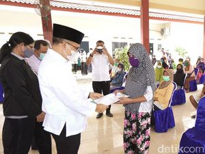 Bansos Tunai Dibagikan, Bupati Anas Sampaikan Pesan Jokowi dan Risma