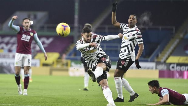 Manchester United's Bruno Fernandes, shoots the ball during the English Premier League soccer match between Burnley and Manchester United in Burnley, England, Tuesday, Jan. 12, 2021. (Peter Powell/Pool via AP)