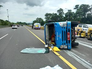 Bus Terguling di Tol Jagorawi Angkut 9 Pasien Positif Corona