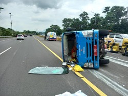 Bus Terguling di Tol Jagorawi Angkut 9 Pasien Positif Corona