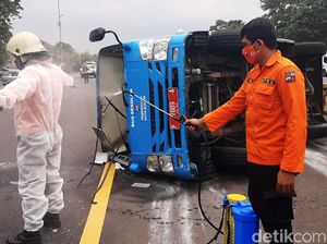 Penampakan Bus Pasien Corona yang Terguling di Tol Jagorawi